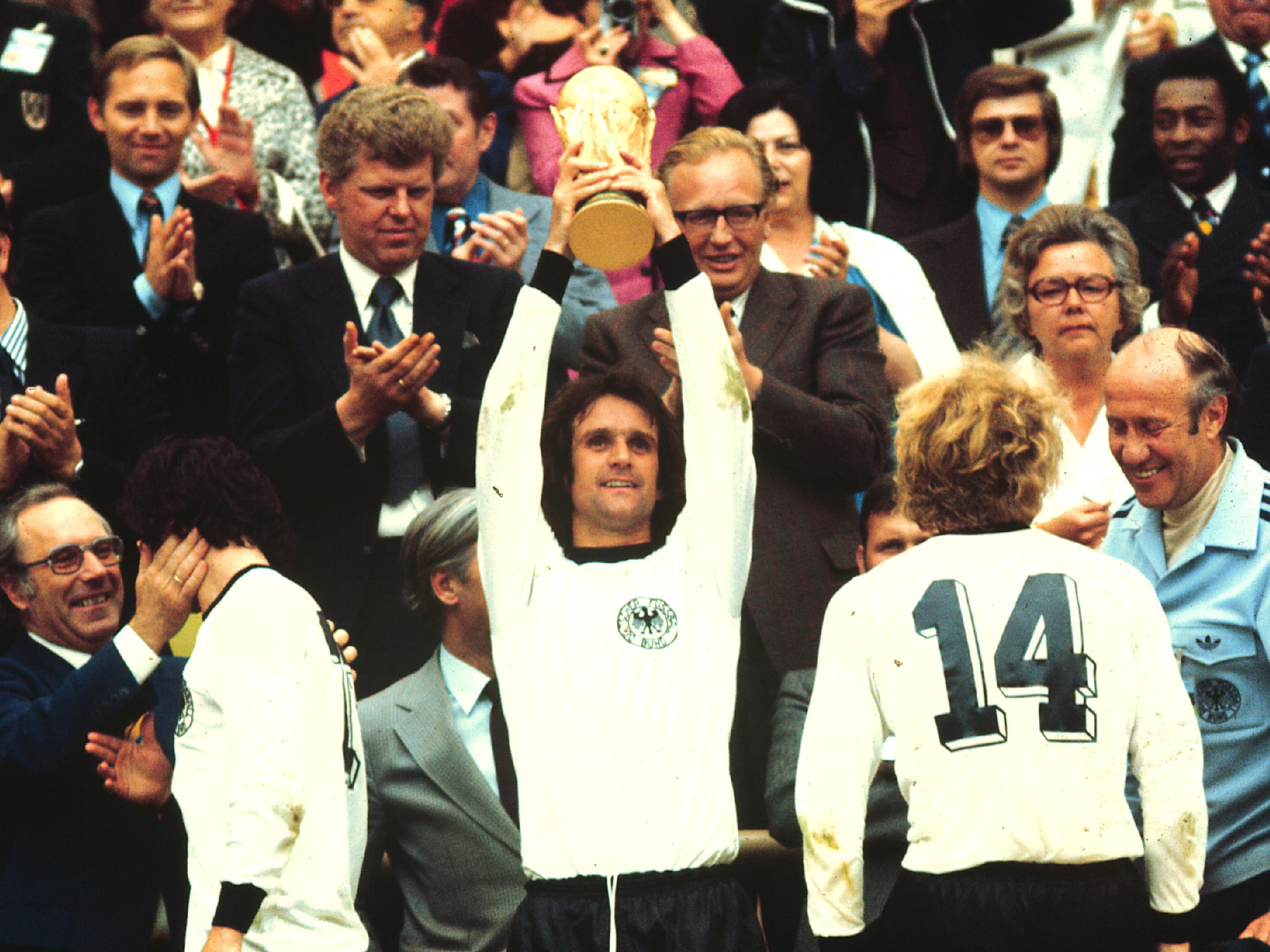 1974_Overath_WM_Pokal_PFEIL.jpg