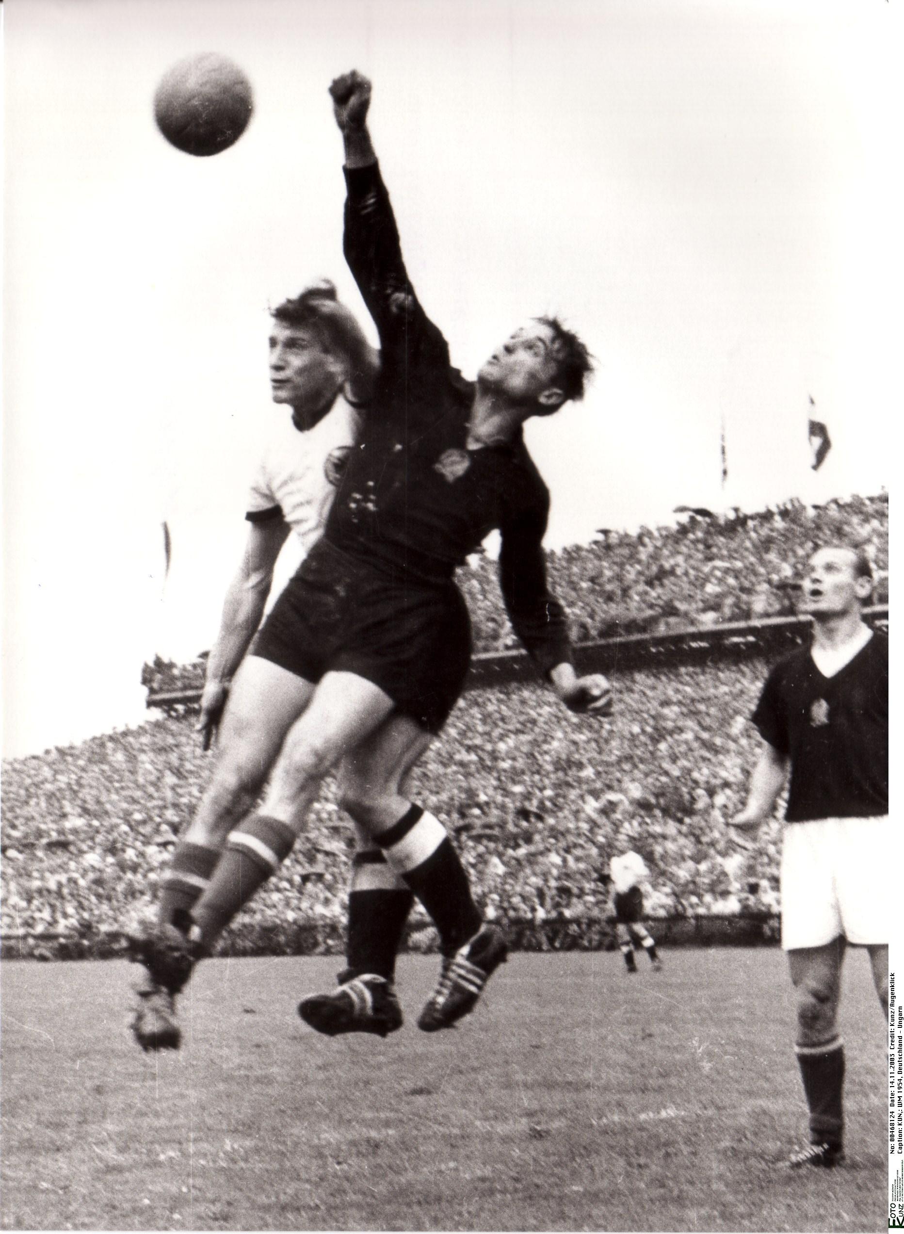 1954_2_Schaefer_Kopfball_highres_00000500468124.jpg