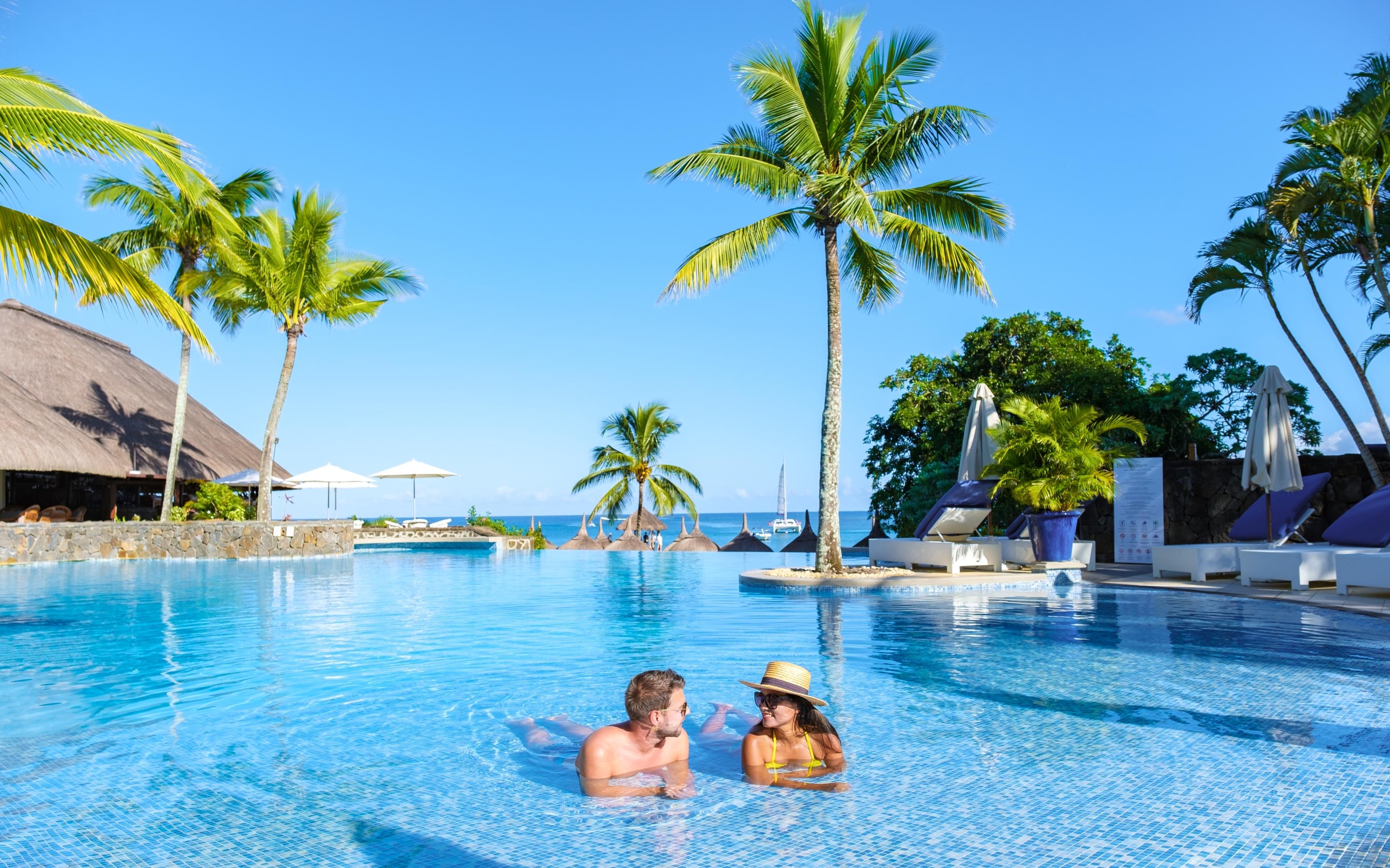 eurowings-holidays-hotel-pool-palms-couple