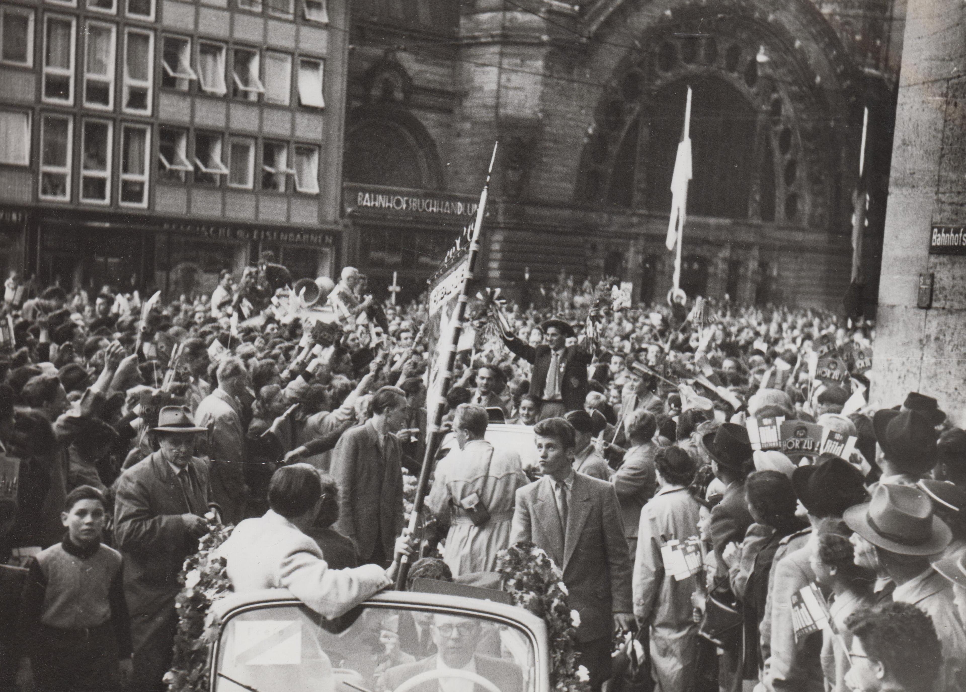 WM 1954 Rückkehr Schäfer Bahnhof 3.jpg